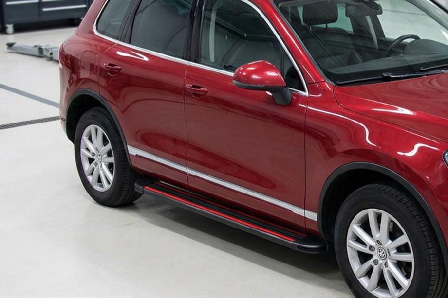 Volkswagen Touareg 2002–2010 Bočné nášľapy Maya Red-Black (2 ks, hliník) Image