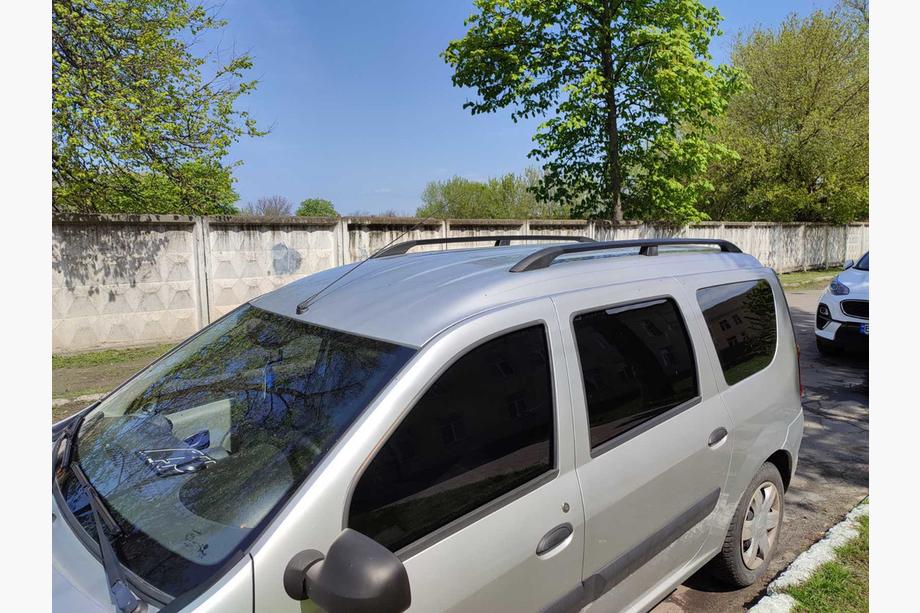 Lada Largus 2012– Čierne strešné lyžiny Fotografia 2