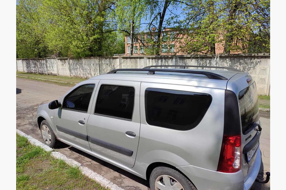 Lada Largus 2012– Čierne strešné lyžiny Image