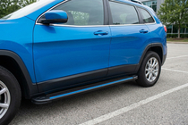 Jeep Cherokee KL 2013– Bočné nášľapy Maya Blue (2 ks, hliník) fotografia 1