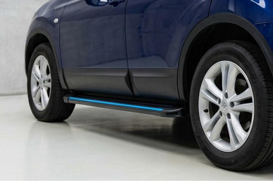 Nissan Qashqai 2010–2014 Bočné nášľapy Maya Blue (2 ks, hliník) Krátky rázvor Image