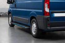 Peugeot Boxer 2006–2025 Bočné nášľapy Maya Blue (2 ks, hliník) Dlhý rázvor fotografia 1