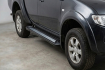 Fiat Fullback 2016– Bočné nášľapy New Vision Black (2 ks, hliník) fotografia 1