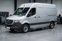 Mercedes Sprinter W907/W910 2018– Bočné nášľapy New Vision Black (2 ks, hliník) fotografia 1