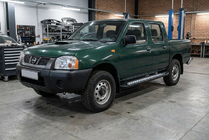 Nissan NP300 1999–2015 Bočné nášľapy New Vision Black (2 ks, hliník) fotografia 1
