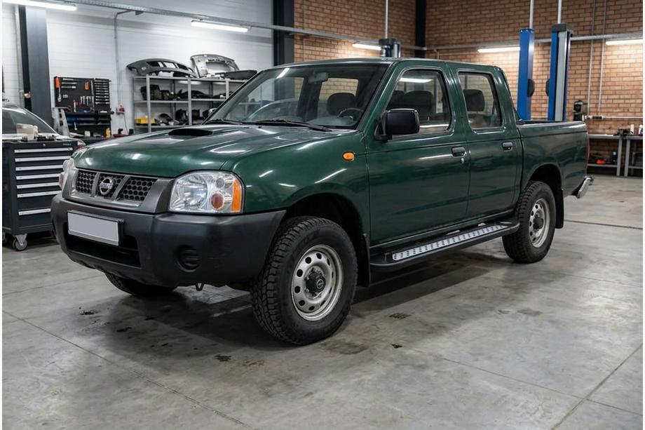 Nissan NP300 1999–2015 Bočné nášľapy New Vision Black (2 ks, hliník) Image