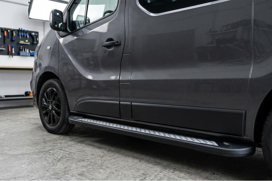 Opel Vivaro 2015–2019 Bočné nášľapy New Vision Black (2 ks, hliník) Dlhý rázvor Image