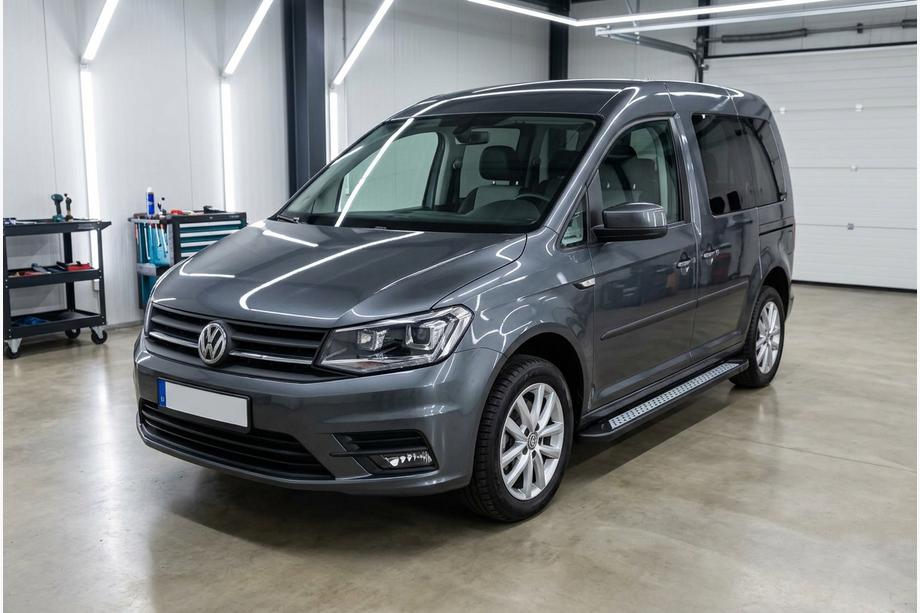 Volkswagen Caddy 2015–2020 Bočné nášľapy New Vision Black (2 ks, hliník) Štandardná základňa Image