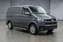 Volkswagen T6 2015–2024 Bočné nášľapy New Vision Black (2 ks, hliník) Dlhý rázvor fotografia 1