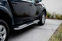 Mitsubishi L200 2006–2015 Bočné nášľapy Tayga V2 (2 ks, hliník) fotografia 1