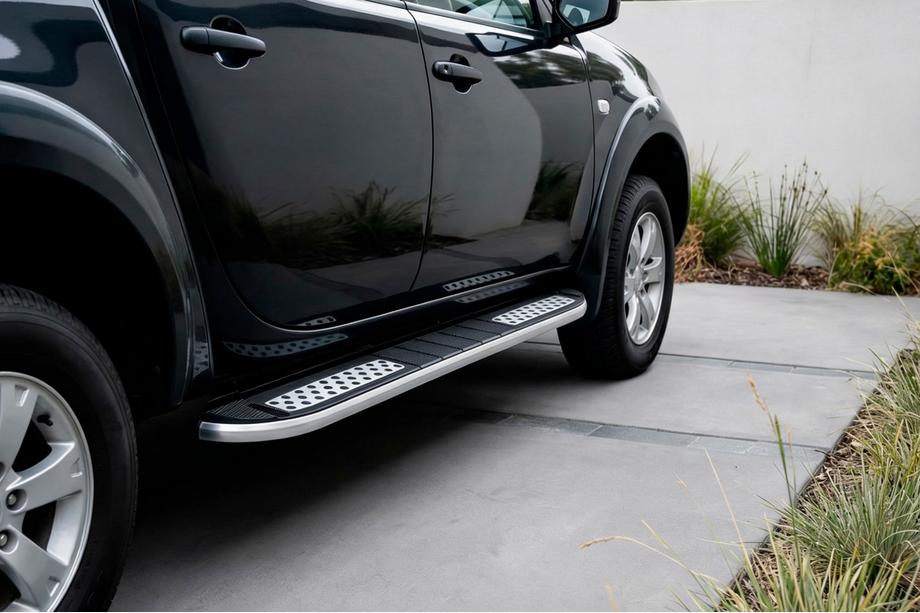 Mitsubishi L200 2015–2024 Bočné nášľapy Tayga V2 (2 ks, hliník) Image