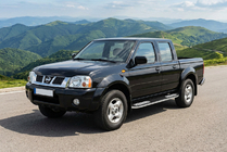 Nissan NP300 1999–2015 Bočné nášľapy Tayga V2 (2 ks, hliník) fotografia 1