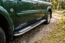 Nissan Patrol Y61 1997–2011 Bočné nášľapy Tayga V2 (2 ks, hliník) fotografia 1