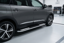 Peugeot 5008 2016–2023 Bočné nášľapy Tayga V2 (2 ks, hliník) fotografia 1