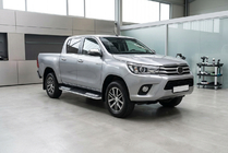 Toyota Hilux 2015– Bočné nášľapy Tayga V2 (2 ks, hliník) fotografia 1