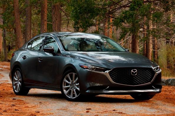 Štvrtá generácia kompaktného sedanu Mazda 3