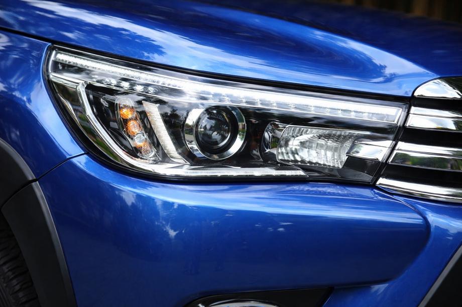 Toyota Hilux 2015– Predné svetlomety OEM V1 2015-2019 (LED, 2 ks) Image