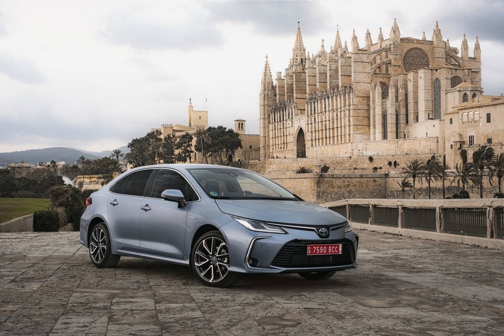 Hybridný sedan Toyota Corolla