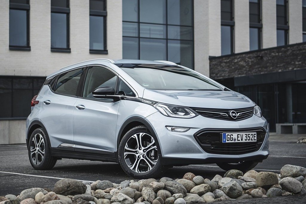Recenzia elektrického kompaktného hatchbacku Opel Ampera-e