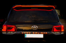 Toyota Land Cruiser 200 2007–2021 Spojler FullLed (2016+) Čierna farba fotografia 2