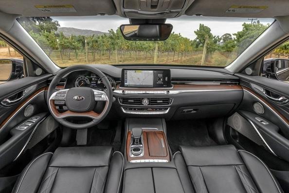 Druhá generácia luxusného sedanu KIA K900 Fotografia 6