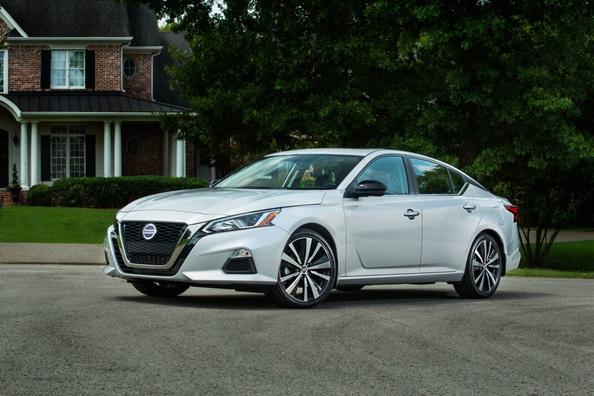 Stredne veľký sedan Nissan Altima šiestej generácie