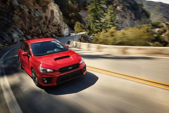 Modernizovaný športový sedan Subaru WRX