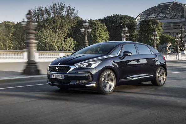 Modernizovaný päťdverový hatchback Citroen DS5