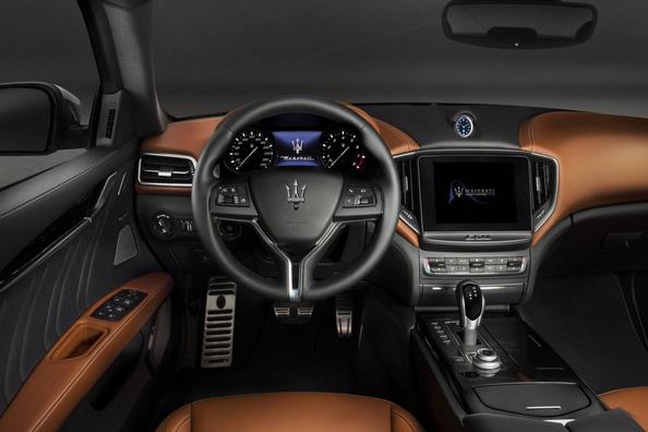 Recenzia športového sedanu Maserati Ghibli Fotografia 9