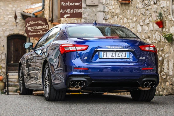 Recenzia športového sedanu Maserati Ghibli Fotografia 16