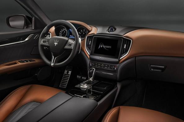 Recenzia športového sedanu Maserati Ghibli Fotografia 10
