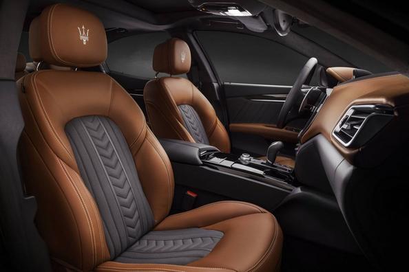 Recenzia športového sedanu Maserati Ghibli Fotografia 11