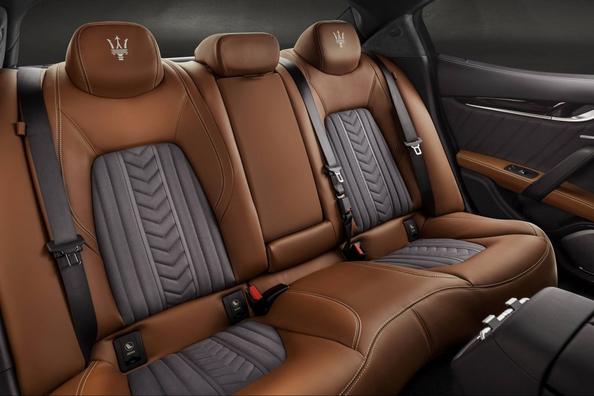 Recenzia športového sedanu Maserati Ghibli Fotografia 12