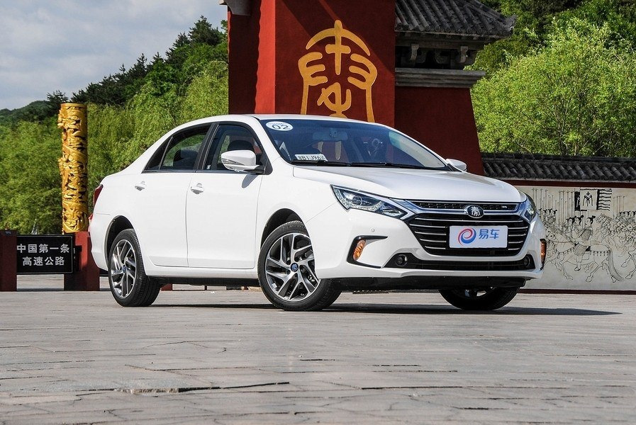 Recenzia hybridného sedanu BYD Qin 100