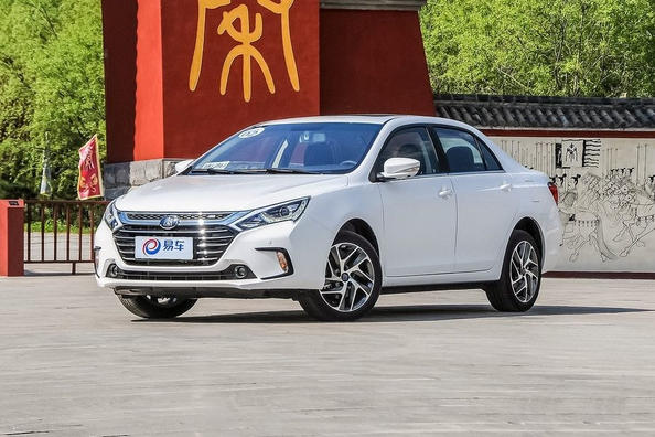 Recenzia hybridného sedanu BYD Qin 100