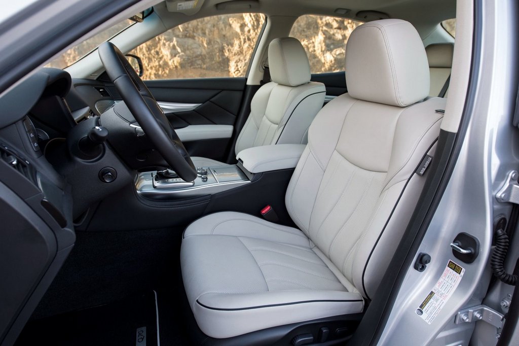 Recenzia prémiového sedanu Infiniti Q70