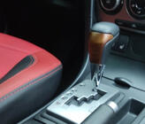 Toyota Land Cruiser 200 2007–2021 Hlavica radiacej páky (čierna koža + svetlé drevo) fotografia 3
