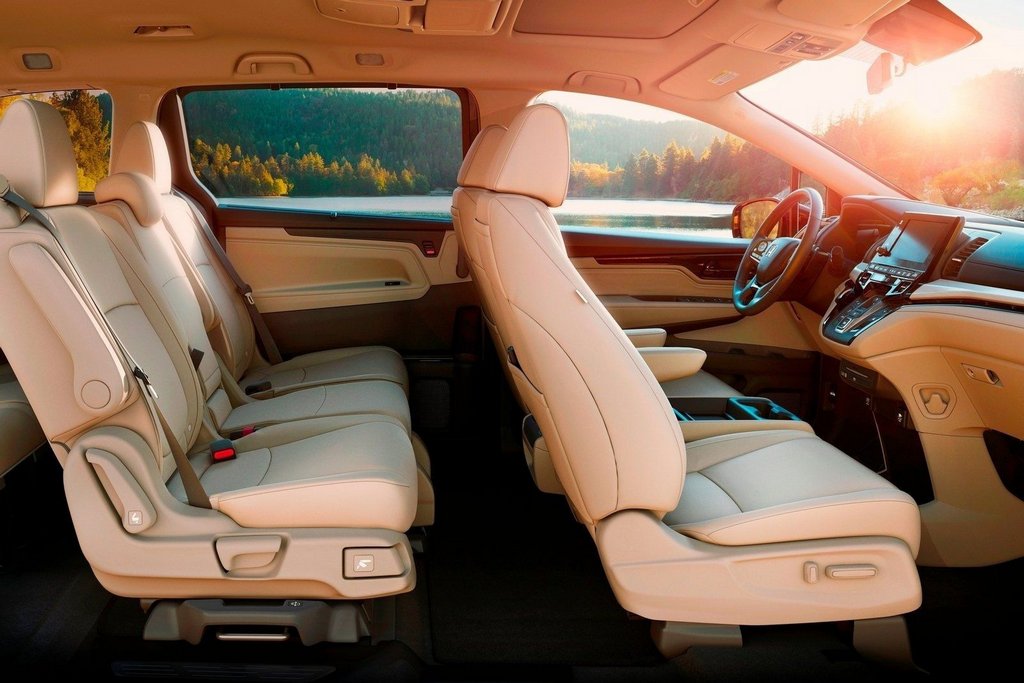 Recenzia osemmiestneho plnohodnotného minivanu Honda Odyssey
