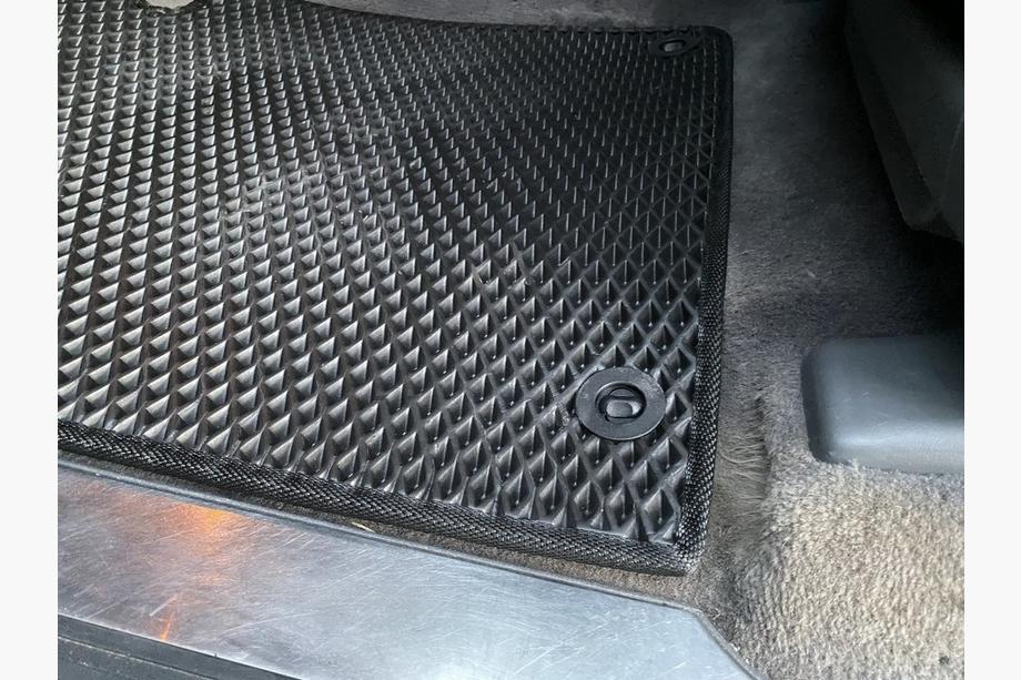 Toyota Land Cruiser 200 2007–2021 Polyuretánové koberce do interiéru (2007-2012, EVA, čierne) Fotografia 2
