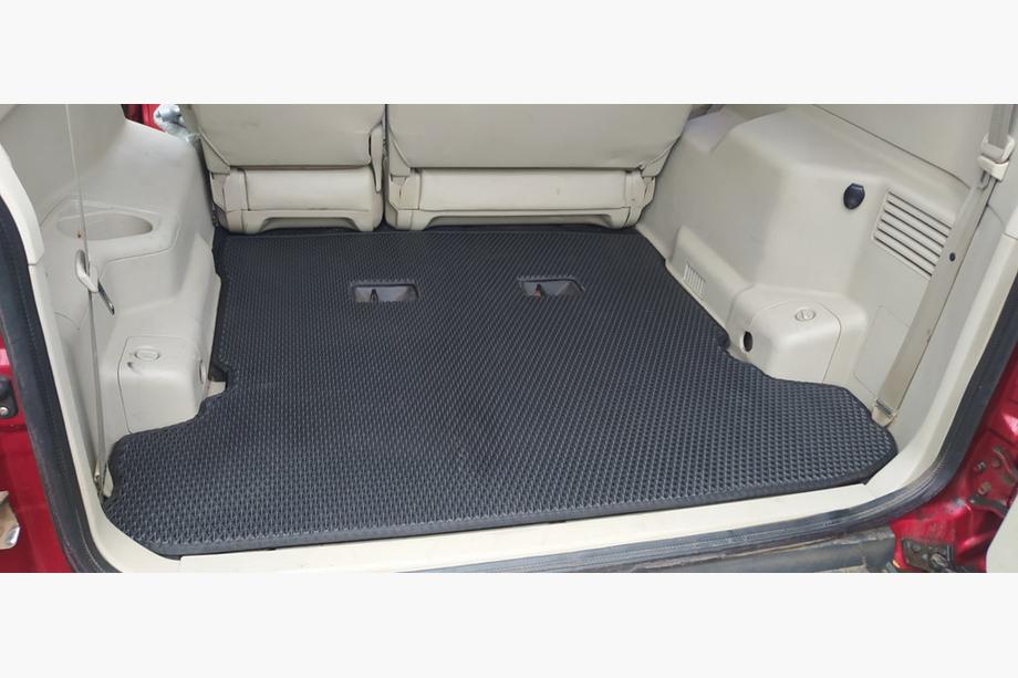 Mitsubishi Pajero Wagon IV 2006–2021 Vanička do kufra (EVA, čierna) Image