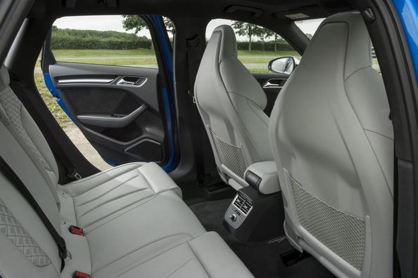 Recenzia nabitého hatchbacku Audi RS3 Sportback s pohonom všetkých kolies Fotografia 13