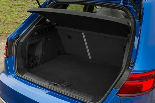 Recenzia nabitého hatchbacku Audi RS3 Sportback s pohonom všetkých kolies Fotografia 14