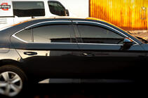Skoda Superb 2015–2024 Okenné deflektory s chrómovou lištou SD (4 ks, Niken) fotografia 3