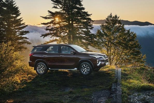 Recenzia rámového SUV Toyota Fortuner Fotografia 10