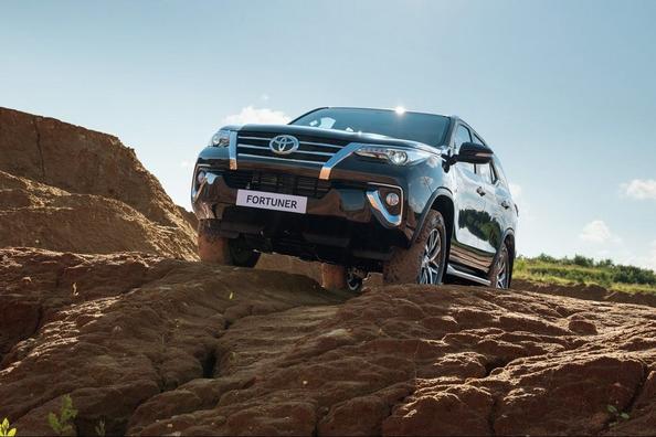Recenzia rámového SUV Toyota Fortuner Fotografia 3