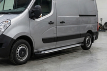 Nissan NV400 2010–2024 Bočné nášľapy X5 typ (2 ks, hliník) fotografia 1