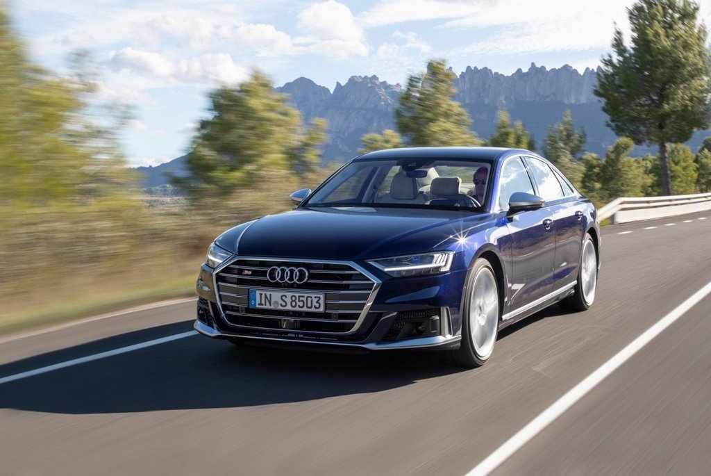 Športový luxusný sedan Audi S8
