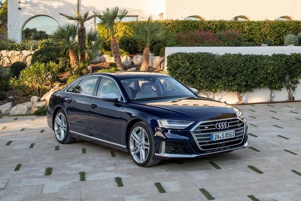 Športový luxusný sedan Audi S8