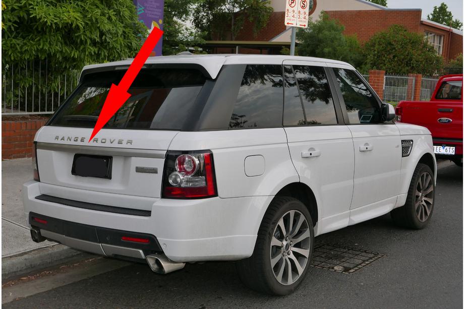 Range Rover Sport 2005–2013 Zadná lišta nad evidenčným číslom (sivá) Fotografia 1