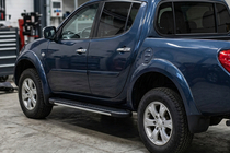 Mitsubishi L200 2006–2015 Bočné nášľapy Bosphorus Grey (2 ks, hliník) fotografia 1